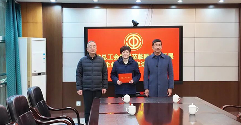 兩名女工患病，省上縣里都來(lái)慰問(wèn)一一虹潤(rùn)三重保障體系筑就員工幸福家